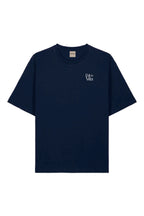 Mockup avant du t-shirt Dolce Vita French Navy avec logo blanc en relief