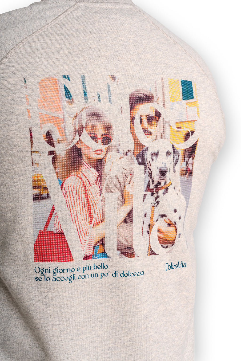 Gros plan sur l'impression arrière du sweatshirt Ogni Giorno - qualité premium