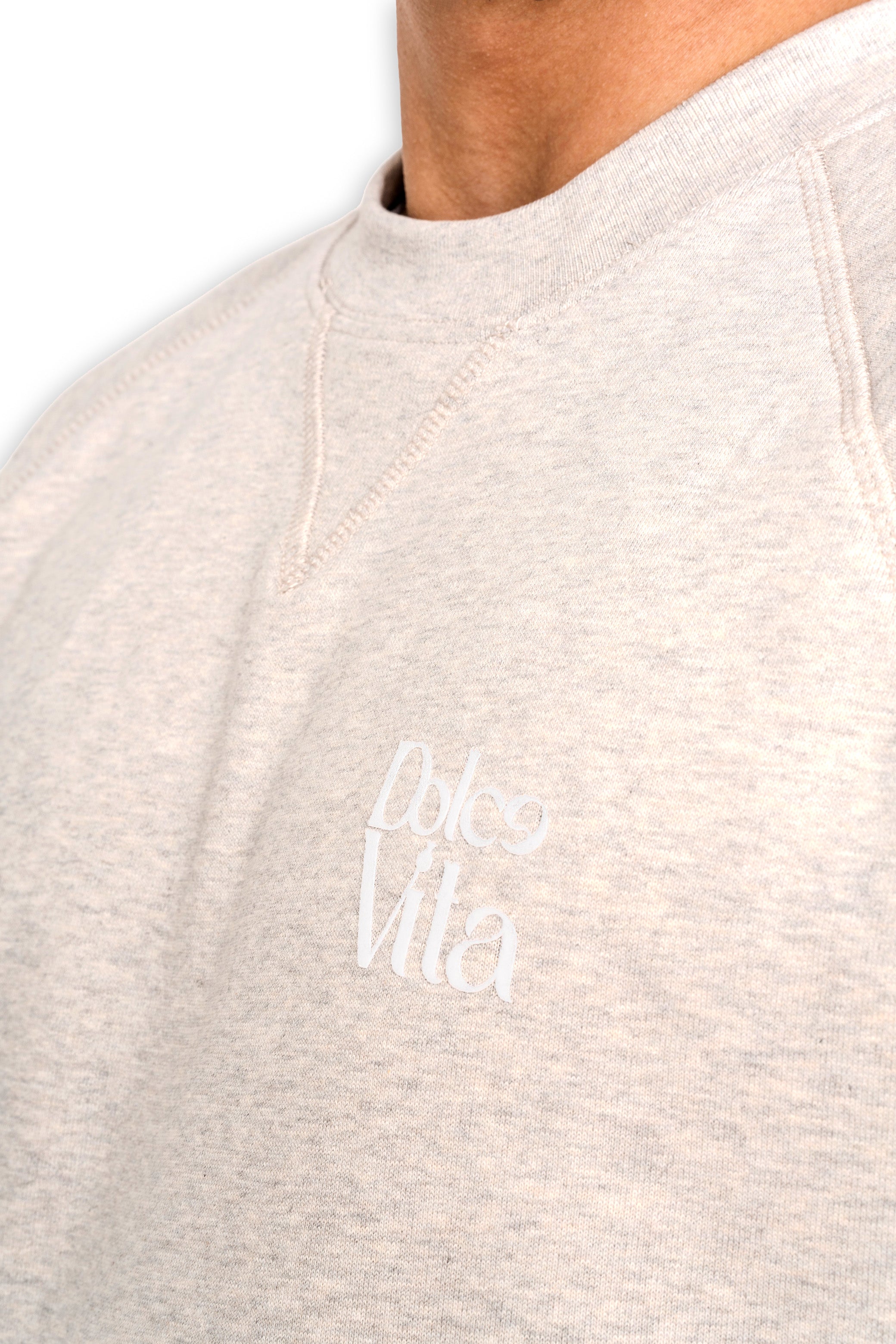 Détail du logo en relief à texture veloutée du sweatshirt Ogni Giorno